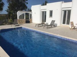 Villa Luisa with private pool and amazing views, huvila kohteessa Alcantarilha