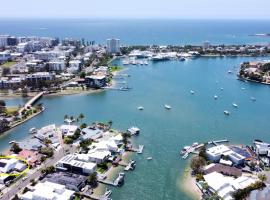The Ultimate - Waterfront Luxury at Mooloolaba ZC2, hotel in Mooloolaba