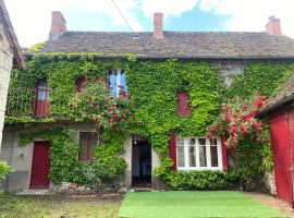 CHARMANTE MAISON DE CAMPAGNE DU 17ème siècle à Lilette avec Jacuzzi et proche rivière, porodični hotel u gradu Buxeuil