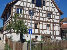 Historisches Fachwerkhaus "Hoher Hirschen" - Stilvolles Studio und museales Apartment mit romantischem Hof und Garten โรงแรมที่มีที่จอดรถในบอดมัน-ลุดวิกส์ฮาเฟิน