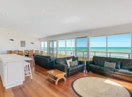 124 Surfers Pde - BYO Linen Beachfront