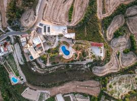Luxury Farmhouse Villa surrounded with Nature & Farm Animals Alpacas etc, hotel di Għasri