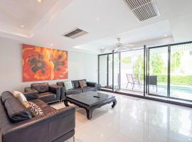 The Fairways Villas - 4 bedroom for 10 guests - 7kms to Patong beach, hytte i Kathu