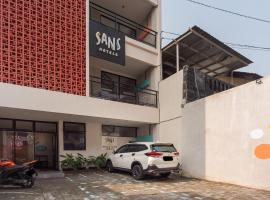 Sans Pasar Lama Tangerang，丹格朗的有停車位的飯店