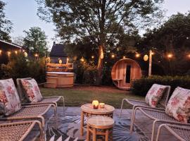 Bohemian Wellness met hottub & sauna, hotel with parking in Ewijk