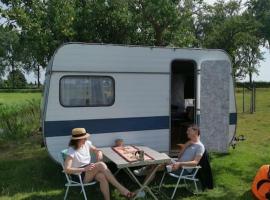 Cute little caravan for 2 in old orchard, campsite in Hem