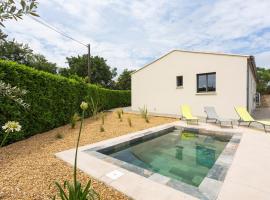 La Villa d'Angèle - Villa climatisée avec piscine，Saint-Victor-la-Coste的附設泳池的飯店