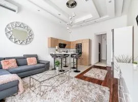 Luxury apartment with free garage and balcony in the center