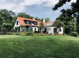 Landhuis het Woud. max. 11 pers. with private pool, country house in Bergen