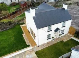 Luxury 3 Bedroom Cottage Retreat Near Bridgend Beaches M4 with Garden Workspace Sleeps 6
