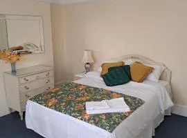 Luxury super double bedroom London Seven Kings Train station