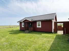 Red cozy cottage with sea view, hótel með bílastæði í Mörbylånga