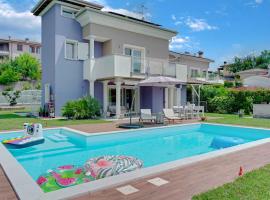 Lussuosa Villa Majestic con piscina privata, hotel med parkering i Barcuzzi