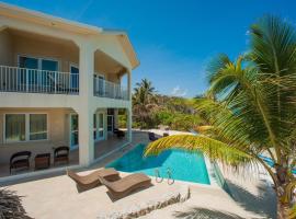 Christmas Palms by Grand Cayman Villas & Condos, hotell i Old Man Bay