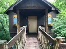 Abbey Chateau Treehouse #10 / Oak Crest cottages and treehouses