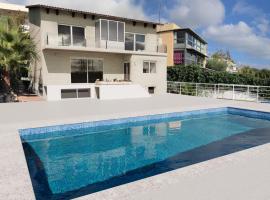 VILLA SEA VIEW SWIMMING POOL, hótel í Sitges