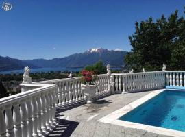 Romantic holiday home with a fantastic view of Lake Maggiore and the pool, hôtel à Gordola