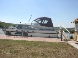 The Rose - 37ft Lakeside Yacht with Hot Tub