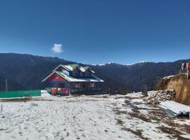 Singalila Sunview Homestay，Sombāri的有停車位的飯店