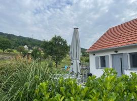 Panoramic tranquility on hill of vineyard – hotel w mieście Csopak