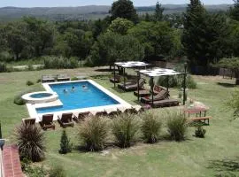 El Algarrobo Escondido Canchas de Pádel y Bosque Serrano