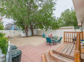 Cherry Blossom I - Downtown Cottage Backyard Retreat, feriebolig i Fruita