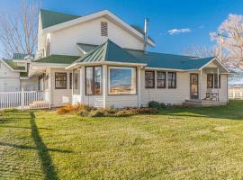 Shady Acres Two Living Areas Book Collection!, Hotel in Fruita