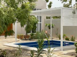 Little Garden private pool villa, cabin in Al Ḩamrāʼ