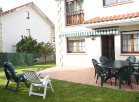 Chalet en urbanización con piscina, sumarbústaður í Argoños