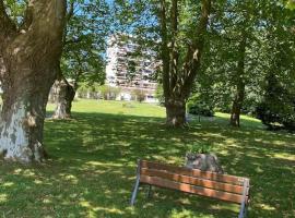 Superbe T3 lumineux sur parc arboré avec piscine, hotel in Anglet