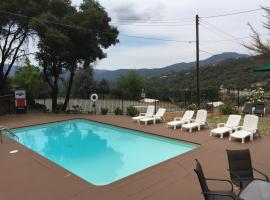 Mountain Trail Lodge and Vacation Rentals, brunarica v mestu Oakhurst