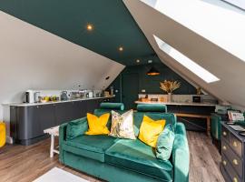 Stylish one bedroom Cotswold Coach House Tetbury, hotel in Tetbury