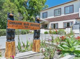 Cinnamon Bear Creekside Inn: Sonoma şehrinde bir Oda ve Kahvaltı