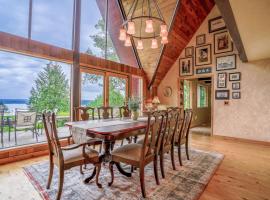 Enchanting Bavarian Cabin Retreat Pet-Friendly, semesterhus i Poulsbo