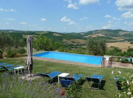 Villa with private swimming pool and private garden in quiet area, panoramic views, hotel v destinaci Radicondoli