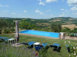 Villa with private swimming pool and private garden in quiet area, panoramic views, hótel í Radicondoli