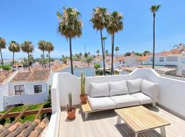 Townhouse w/sea view & garden, familiehotel i Estepona