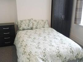 Double bed (R1) close to Burnley city centre, guest house in Burnley