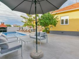 Holiday homEna with a heated pool, villa en Bibinje