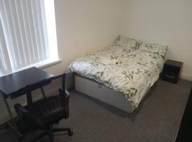 Ensuite double-bed (R4) close to Burnley city centre, bed & breakfast i Burnley