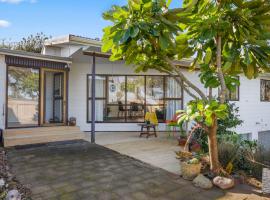 Seaside Sensation - Te Horo Beach Holiday Home – hotel w mieście Te Horo