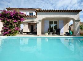 L'Hacienda, Haut de villa de deux chambres, avec salle de bain et toilettes WC privative, homestay in Fréjus