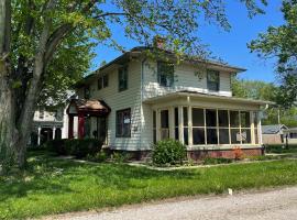 Historic Downtown Brownsburg Home w/Charm, дом для отпуска в городе Браунсберг