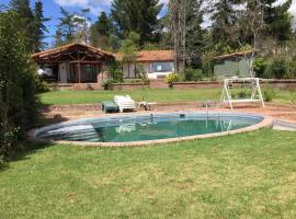 Las Cabras에 위치한 코티지 Alojamiento La Puntilla Gran casa orilla Lago Rapel piscina ,jardines ,quincho ,terrazas,para 13