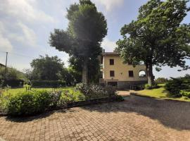 Casa in montagna con giardino privato recintato, lággjaldahótel í Andrate