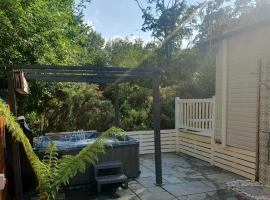 Treehouse - Hot Tub, hótel í Newton on the Moor