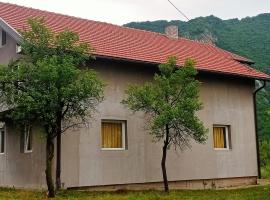 Family House بيت عائلي بجميع مواصفات الراحة, cabaña o casa de campo en Travnik