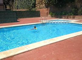 Luminoso y amplio apartamento con piscina, hotel in Llança