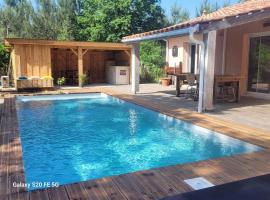 Grande maison de vacances 12pers PISCINE, chalupa v destinaci Béliet