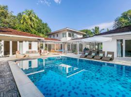 Hamptons Charm by StayVista Luxury 5BR with Pool, lawn & table tennis, cabaña o casa de campo en Alibaug